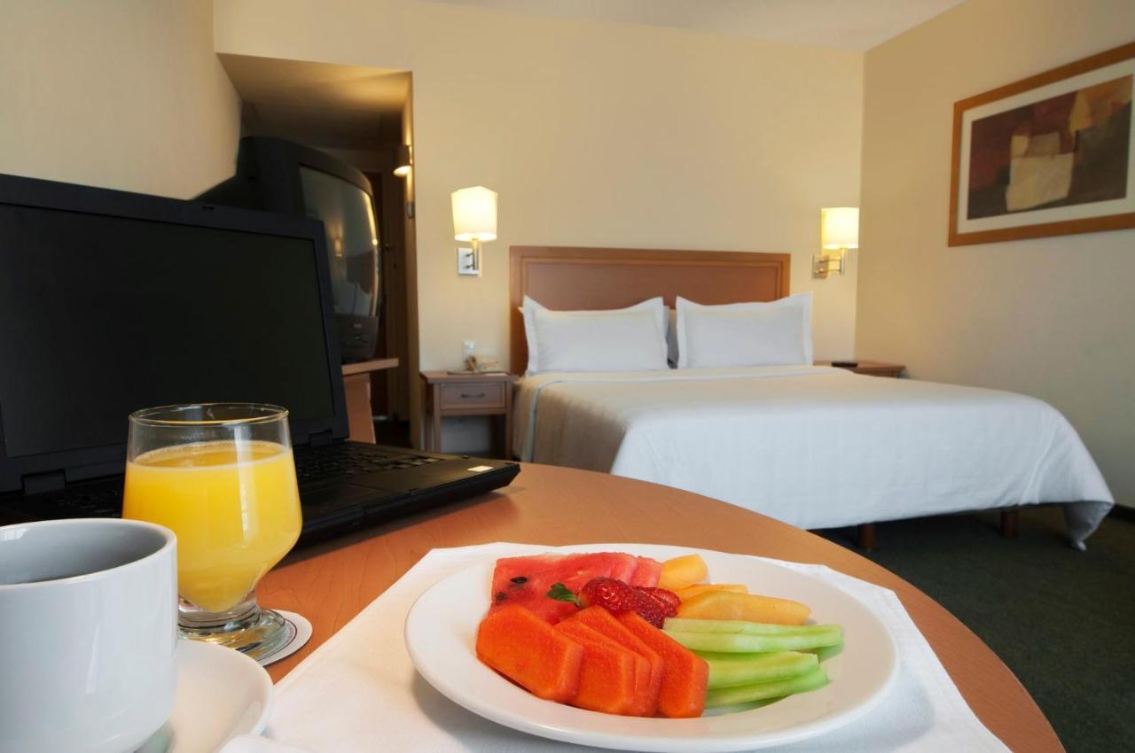 Fiesta Inn Toluca Centro Εξωτερικό φωτογραφία